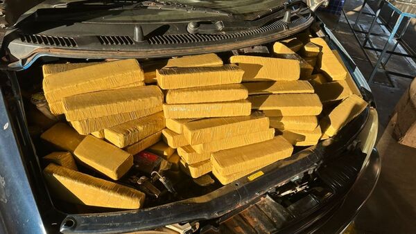 Incautan 256 kilos de marihuana en Puente de la Amistad y conductor huye hacia Paraguay