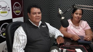 La escasa visión no le impidió convertirse en músico y locutor