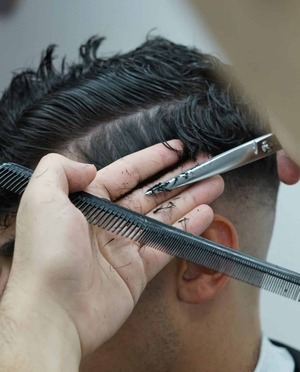 Degradé en V y clásicos: Tendencias en barbería 2026