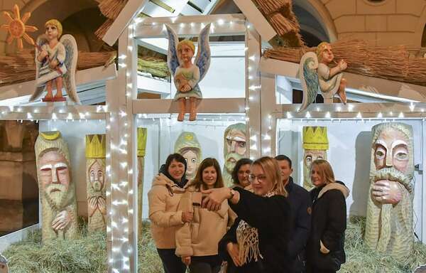 Ucranianos tratan de mantener el espíritu navideño en medio de los ataques rusos - Mundo - ABC Color