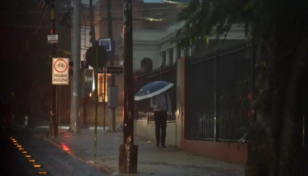 Alerta por tiempo severo: lluvias y calor este domingo