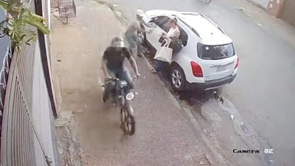 Un delivery actuó como justiciero anónimo contra dos motochorros