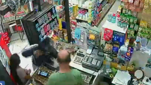 Video: Motochorro intentó disparar a un comerciante durante violento asalto a minimercado