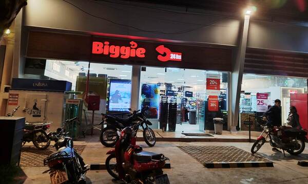 Motochorros asaltan tienda y roban G. 3 millones •