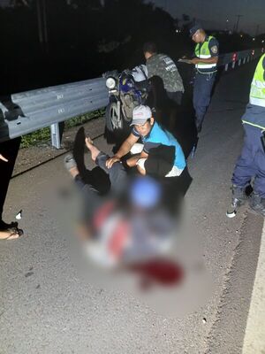 Motociclista sufrió graves lesiones tras caer sobre la ruta PY05 en Concepción - Concepción al Día