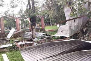 Temporal causa destrozos en Tebicuary: viviendas afectadas y caída de árboles  - Nacionales - ABC Color