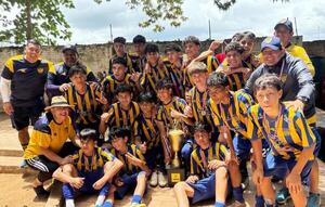 Escuela de Fútbol de Luqueño logra bañarse en copas •