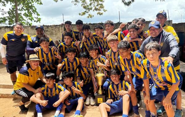 Escuela de Fútbol de Luqueño logra bañarse en copas •