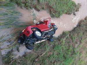 Dos muertos al caer una camioneta en el cauce de un arroyo en Curuguaty - Policiales - ABC Color
