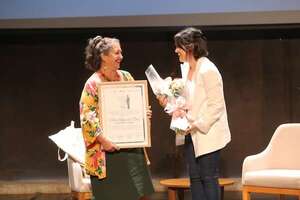 Alejandra Díaz recibe reconocimiento a la gestión cultural en las artes escénicas en Paraguay - Cultura - ABC Color