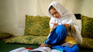 Niña afgana absorta en sus estudios, la foto del Año Unicef