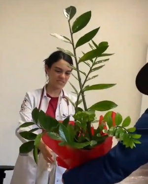 Gratitud que toca el corazón: madre regala una planta a la doctora que salvó a su hijo » San Lorenzo PY