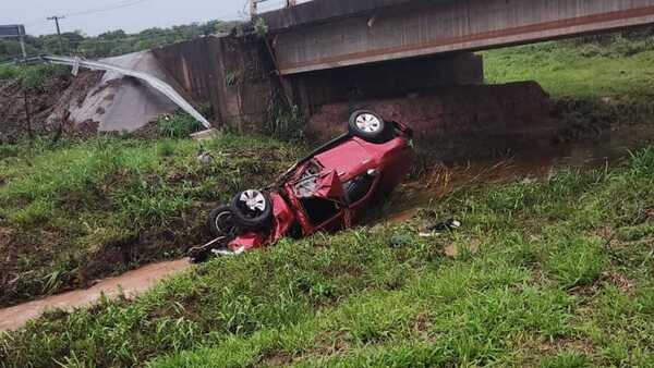 Dos fallecidos tras caer de un puente con su camioneta