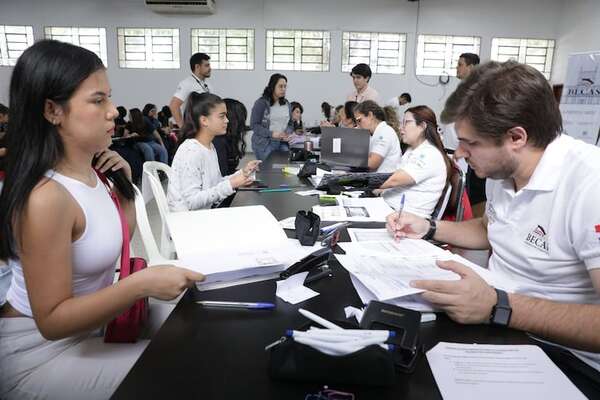 Gobierno promociona becas universitarias, pero no paga a becarios actuales - Nacionales - ABC Color