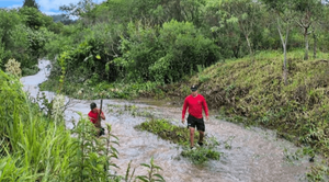 Intensa búsqueda de adolescente arrastrada por raudal en Itapúa - Noticiero Paraguay
