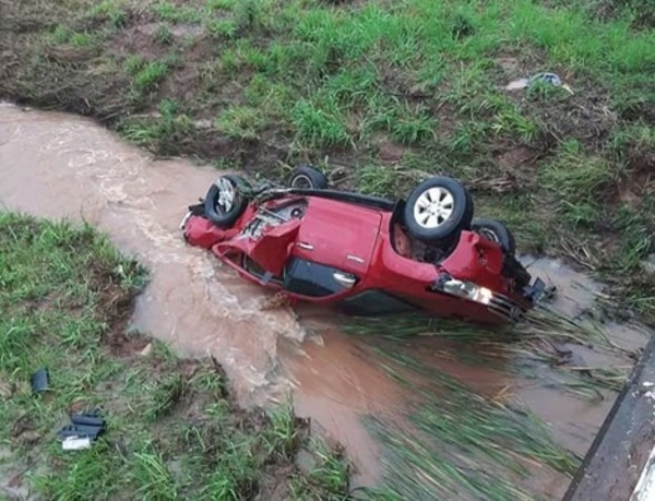 Tragedia vial en Canindeyú: dos muertos tras caer una camioneta a un arroyo - ADN Digital