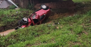 Dos fallecidos tras caer de un puente con su camioneta