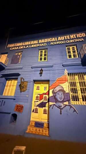 Sede del PLRA amaneció empapelada en protesta luego de la convención extraordinaria - Política - ABC Color