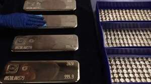 Perspectiva de más recortes de la Fed disparan los precios del oro - Mundo - ABC Color