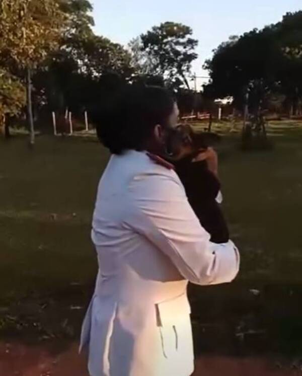 [VIDEO] ¡Esposiiiiblena! Mirá cómo le recibió Rocco a la suboficial