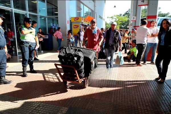 Popular / Intenso movimiento de viajeros en la ex terminal por la Navidad