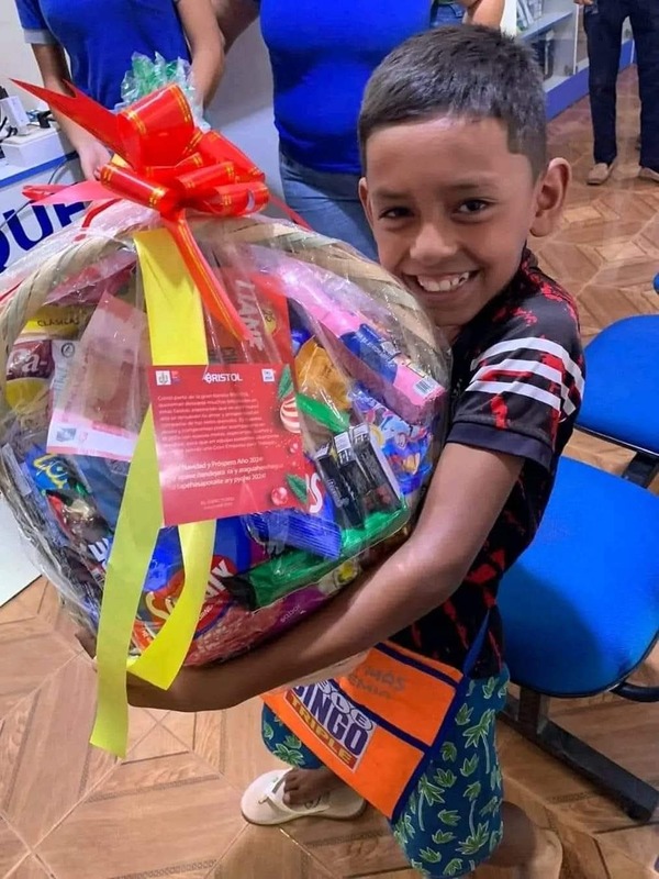 Popular / Sorprendieron a pequeño vendedor de bingo con una canasta navideña