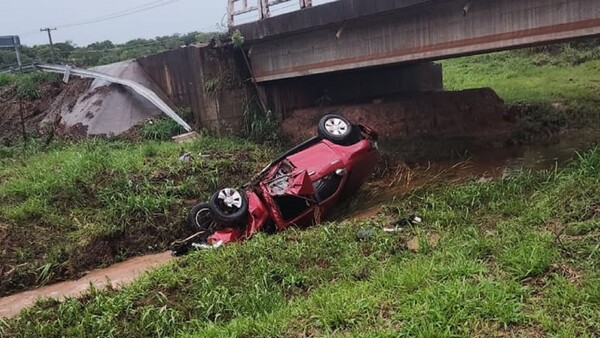 Caída de camioneta de un puente deja dos muertos y cuatro heridos en Curuguaty