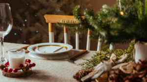 La “silla vacía” en la mesa de Navidad: Una señal de pérdida y de amor para muchas familias