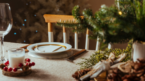 La “silla vacía” en la mesa de Navidad: Una señal de pérdida y de amor para muchas familias