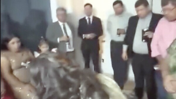 Familiares y los egresados festejaron en la calle anga