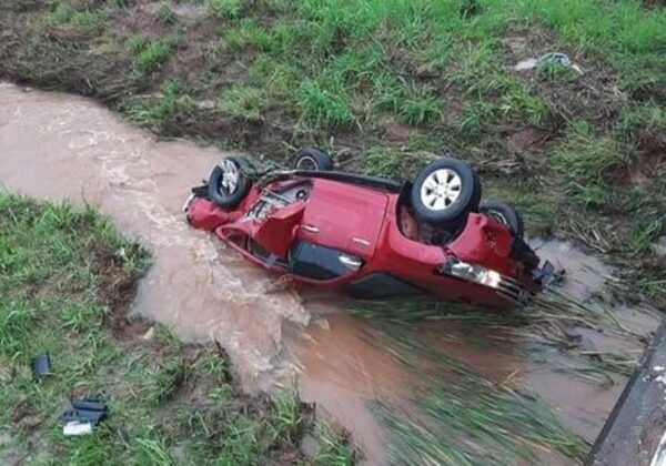 Camioneta cayó al cauce de un arroyo: dos personas perdieron la vida - trece