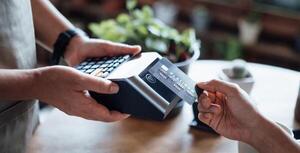 El número de tarjetas de crédito con línea de hasta 3 millones creció 57% en los bancos