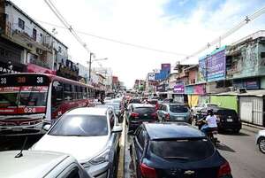 Clientes copan calles del Mercado 4 en busca de ofertas, antes de las fiestas - Nacionales - ABC Color