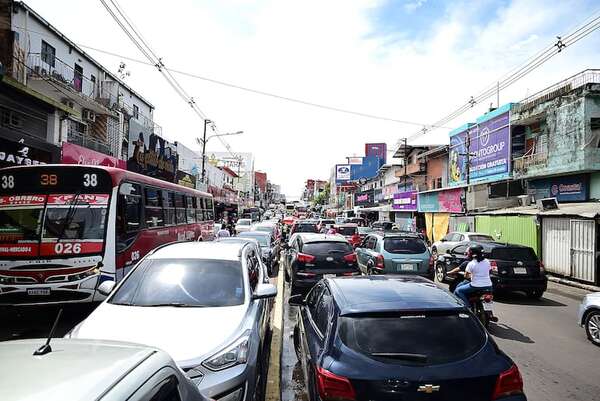 Clientes copan calles del Mercado 4 en busca de ofertas, antes de las fiestas - Nacionales - ABC Color
