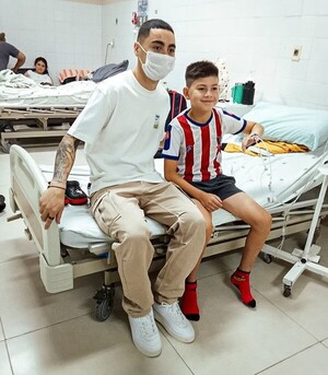 Popular / ¡Miguel Almirón llegó de sorpresa al Hospital Acosta Ñu y alegró a los peques!