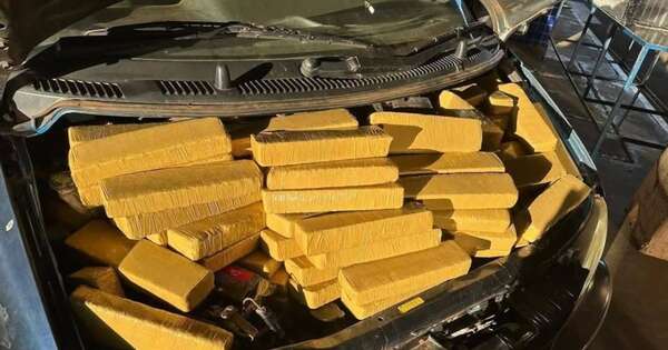 Diario HOY | Cae furgoneta con chapa paraguaya repleta de marihuana en el Puente de la Amistad