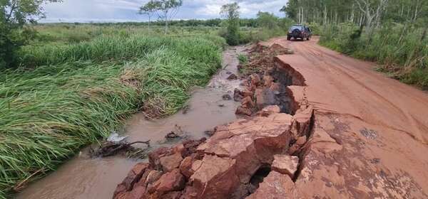 Santa Rosa: lluvias agravan el estado de los caminos rurales en plena semana de Navidad - Nacionales - ABC Color