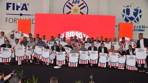 Emotivo reconocimiento a los históricos de la Albirroja