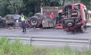 Vuelco de camión de gran porte en el desvío Blas Garay deja a conductor herido y daños materiales - OviedoPress