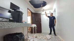 Cae parte del techo del laboratorio del Hospital Distrital de Yhû y una funcionaria se salva de milagro - Nacionales - ABC Color