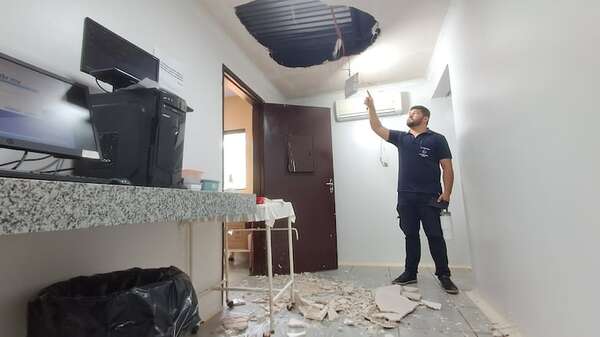 Cae parte del techo del laboratorio del Hospital Distrital de Yhû y una funcionaria se salva de milagro - Nacionales - ABC Color