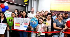 La Nación / Emotivo reencuentro familiar en el aeropuerto por fin de año