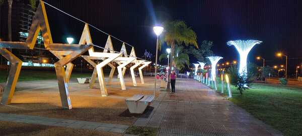 Encarnación brilla con arreglos y luces de Navidad