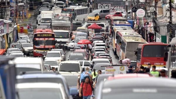 Como la flor de coco, el tradicional caos del tránsito está presente