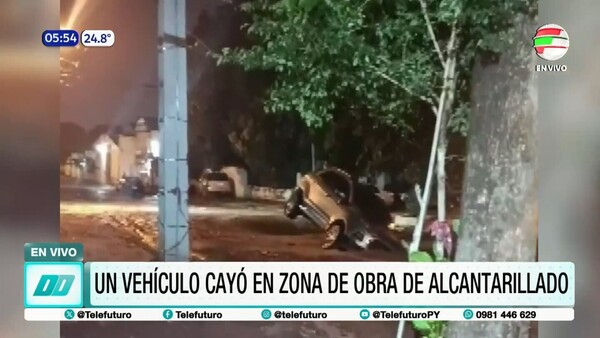 Vehículo cae en zona de obras de alcantarillado en Asunción