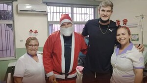 Popular / (GALERÍA) ¡Arquero albirrojo llevó alegrón a los peques del hospital de Clínicas!