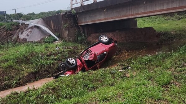 Un matrimonio falleció cuando vehículo cayó a un arroyo - ADN Digital