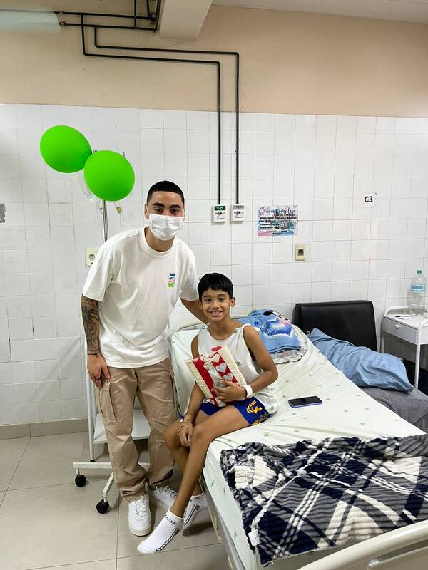 Almirón llevó alegría navideña a niños hospitalizados en el Acosta Ñu - trece