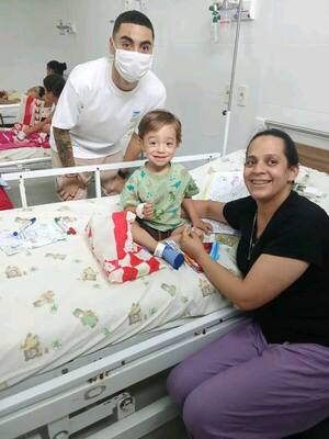 ¡Emotiva visita de Miguel Almirón a niños internados en el Acosta Ñu! | Unicanal