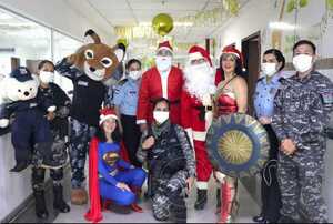 Popular / Polis visitaron Clinicas con Papá Noel y la "mujer maravilla"